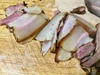 6、香蒜苗腊肉~年味美食,捞起来稍冷下把腊肉切片，个人不喜欢太薄，这个厚度吃起有感觉些????????