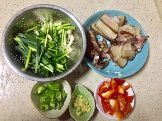 7、香蒜苗腊肉~年味美食,煮腊肉的时候把蒜苗洗净后切段，径和叶要分开放，青椒和红椒切小块，老姜切姜米，腊肉如有单独的瘦肉和大块肉分开放