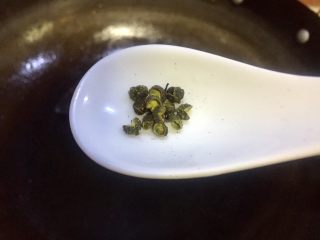 8、香蒜苗腊肉~年味美食,热锅下适量的菜籽油五层热放入花椒
