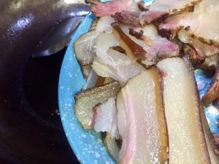 9、香蒜苗腊肉~年味美食,接着放入腊肉五花肉，瘦腊肉放一边待会放