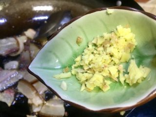 10、香蒜苗腊肉~年味美食,腊肉稍微起卷了放入姜米一起炒