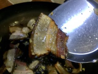 11、香蒜苗腊肉~年味美食,腊肉炒出透明卷边了，把刚才11的瘦肉放入锅少抄一下，全部腊肉都放锅一边