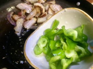 12、香蒜苗腊肉~年味美食,倒入青椒