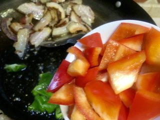 13、香蒜苗腊肉~年味美食,倒入红椒