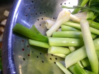 14、香蒜苗腊肉~年味美食,倒入蒜苗径，蒜苗一下锅这香味太诱人了