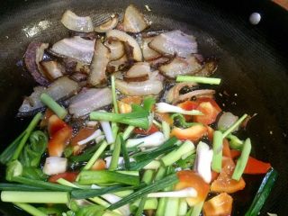 15、香蒜苗腊肉~年味美食,15.16.17一起炒炒香后把腊肉混合一起炒