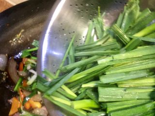 16、香蒜苗腊肉~年味美食,放入蒜苗叶，炒均匀一下
