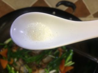 17、香蒜苗腊肉~年味美食,加点白糖调味，蒜苗叶一焉就可以起锅，吃过的人才知道蒜苗炒腊肉有多香