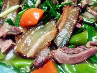 19、香蒜苗腊肉~年味美食,晶莹剔透吃起肥而不腻，香儿不焦，吃在嘴里糯滋滋的