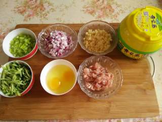 1、炸酱面,洋葱切小碎块，土豆切小碎块，青辣椒切小碎块，小红辣椒切丝