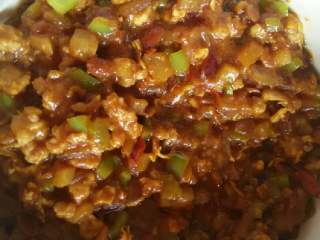 2、炸酱面,取锅加油加热，倒入小红辣椒丝，生猪肉馅翻炒，再加土豆丁，洋葱丁，青辣椒丁，最后加入适量黄豆醬，翻炒至熟出锅，完成。