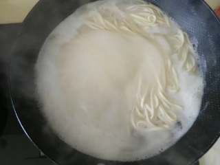 3、炸酱面,取锅加满水加热至沸腾，加入切面煮熟，捞出用冷水冲洗后备用