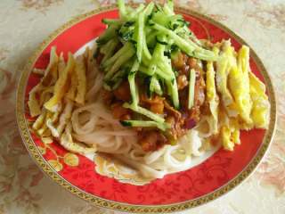 4、炸酱面,黄瓜切丝，鸡蛋烙饼切丝，最后就是摆盘，将黄瓜丝和鸡蛋丝按照自己喜欢的方式摆好