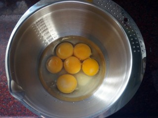 3、巧克力淋面蛋糕,6个蛋黄，加入40克清水，26克细砂糖，66克玉米油，拌至糖融化。