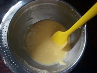 5、巧克力淋面蛋糕,拌至无颗粒状态。