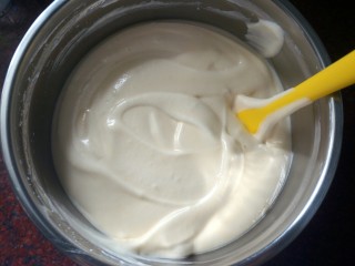 6、巧克力淋面蛋糕,将蛋白糊和蛋黄糊切拌混合。