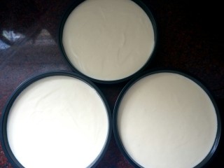 7、巧克力淋面蛋糕,平均分入3个9寸的圆形深烤盘中。