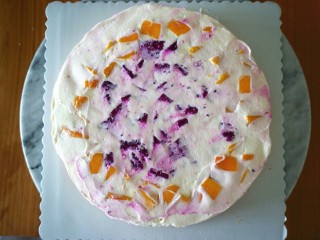 11、巧克力淋面蛋糕,再填上淡奶油，抹平。