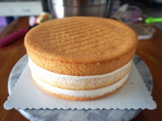 12、巧克力淋面蛋糕,按照上面的步骤重复操作，直至放上最后一片蛋糕体。