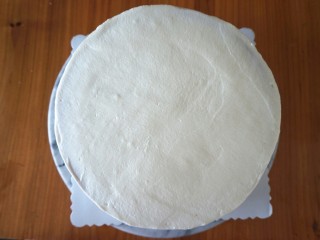 13、巧克力淋面蛋糕,整体用淡奶油抹面，然后放入冰箱冷藏备用。