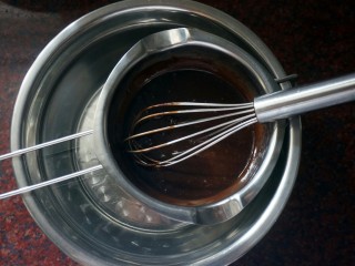 14、巧克力淋面蛋糕,制作甘纳许：50克淡奶油加入50克巧克力碎，隔热水融化，然后冷却至室温。