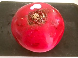 1、五花肉烧萝卜,大红萝卜清洗干净