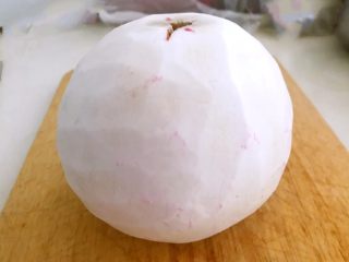 2、五花肉烧萝卜,给萝卜削皮