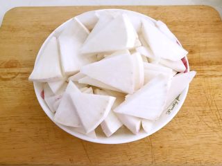 3、五花肉烧萝卜,把萝卜切成5㎜厚的三角片