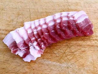 4、五花肉烧萝卜,五花肉切成5㎜厚片