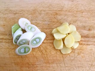 5、五花肉烧萝卜,大葱切成段，鲜姜切成小片