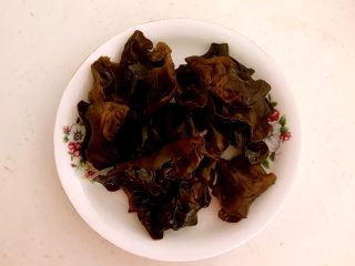 7、五花肉烧萝卜,木耳提前泡发好，清洗干净