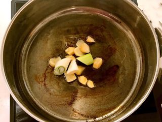 8、五花肉烧萝卜,锅里加入大豆色拉油，烧热后加入大葱段和姜片翻炒1分钟