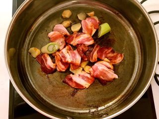 9、五花肉烧萝卜,加入五花肉翻炒2分钟