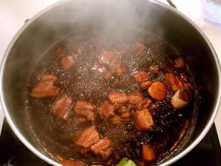 11、五花肉烧萝卜,继续翻炒1分钟