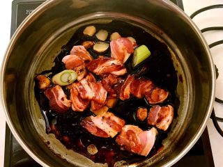 10、五花肉烧萝卜,加入生抽和老抽