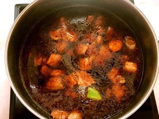 12、五花肉烧萝卜,加入开水