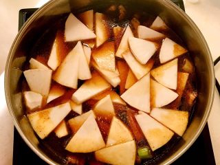 13、五花肉烧萝卜,放入萝卜片，烧至开锅