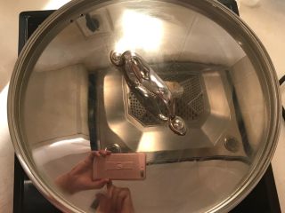 14、五花肉烧萝卜,盖上锅盖，继续烧15分钟