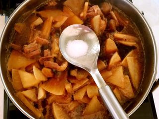 15、五花肉烧萝卜,加入精盐调味