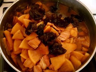 16、五花肉烧萝卜,加入木耳烧开即可