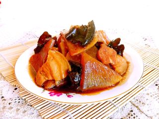 17、五花肉烧萝卜,五花肉烧萝卜出锅了，口感鲜香，萝卜片软软的，吸足了五花肉的味道，真叫一个香啊~