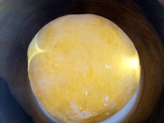 4、南瓜馒头,活成光滑的面团，盖上保鲜膜发酵（夏天温度高，2个小时足够了）