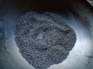 1、熊猫汤圆～幸福团团圆圆,黑芝麻炒熟后晾凉