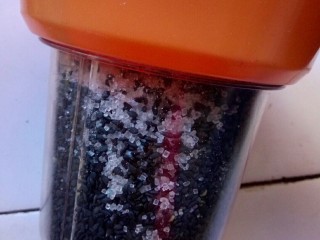 2、熊猫汤圆～幸福团团圆圆,料理机中加入熟黑芝麻和白砂糖一起研磨成粉