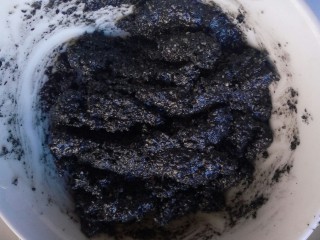 3、熊猫汤圆～幸福团团圆圆,黑芝麻糖粉与熟猪油搅拌混合均匀，放冰箱冷冻3小时