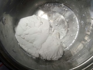 4、熊猫汤圆～幸福团团圆圆,糯米粉中少量多次的加入温水，和成面团