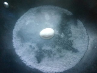 5、熊猫汤圆～幸福团团圆圆,取大约30克面团放入锅中煮熟