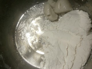 6、熊猫汤圆～幸福团团圆圆,将熟的糯米团加入生糯米团中，混合，一点点加入温水直到揉成软硬适中的面团，加入熟糯米团可以使面团有延展性，成品不易开裂。