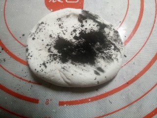 7、熊猫汤圆～幸福团团圆圆,取50克面团，加入适量的竹炭粉混合均匀