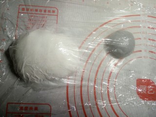8、熊猫汤圆～幸福团团圆圆,剩下的白面团和黑面团用保鲜膜覆盖